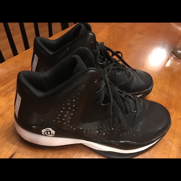 EUC D Rose Adidas basketball shoes size 7 main image 4